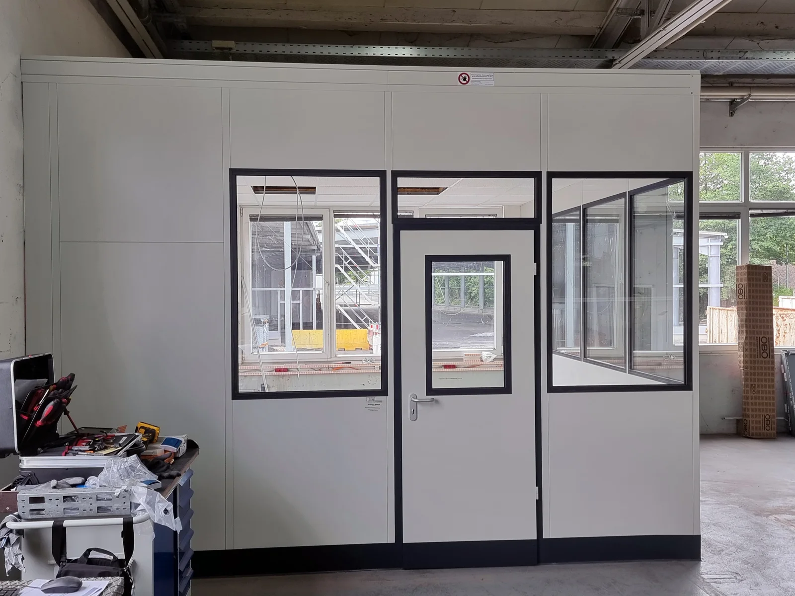 Vollelemente und verglaste Elemente für Hallenbüro Vollelemente und verglaste Elemente für Hallenbüro