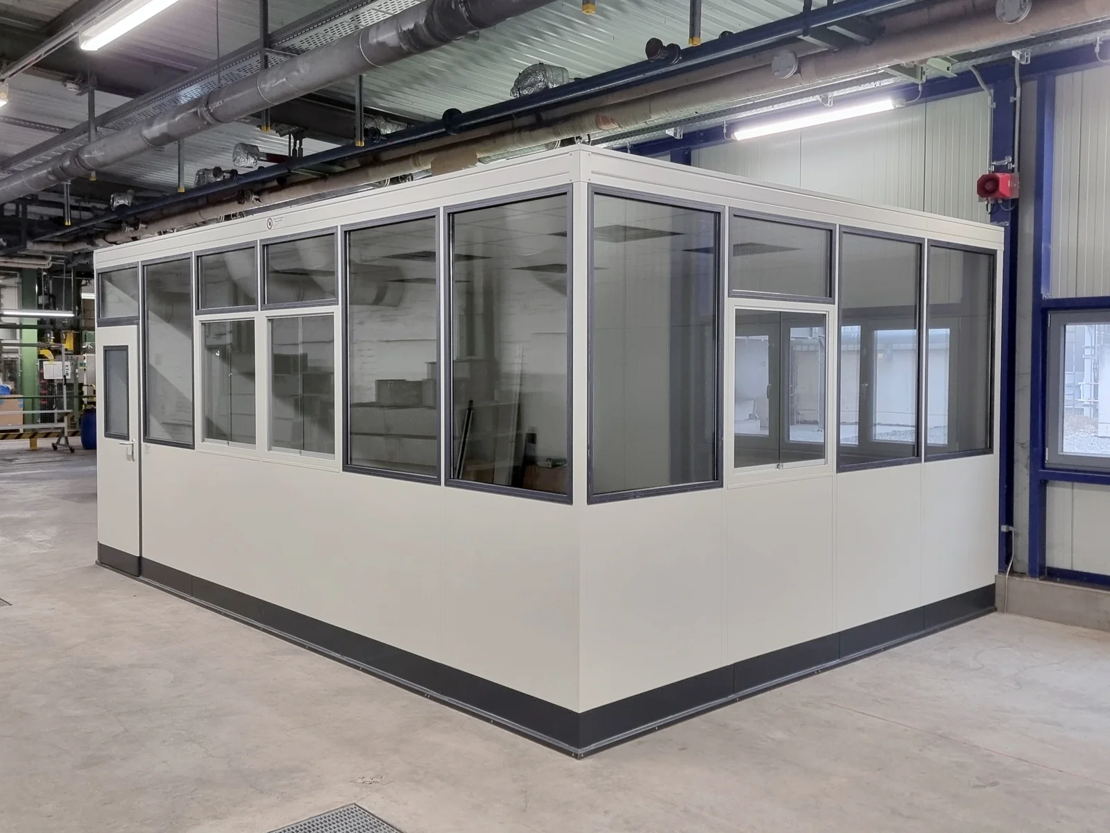 Hallenbüro mit Drehkippfenstern im Betrieb Hallenbüro mit Drehkippfenstern im Betrieb